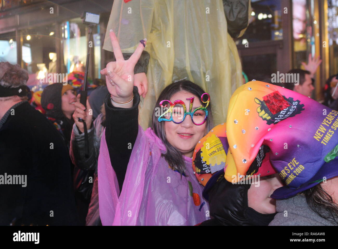 Un participant vu portant des lunettes de 2019 au cours de la nouvelle année de célébrations. Malgré la pluie toute la journée, plus de 2 millions de personnes participent à la célébration du Jour de l' An est à la fois carré. Banque D'Images