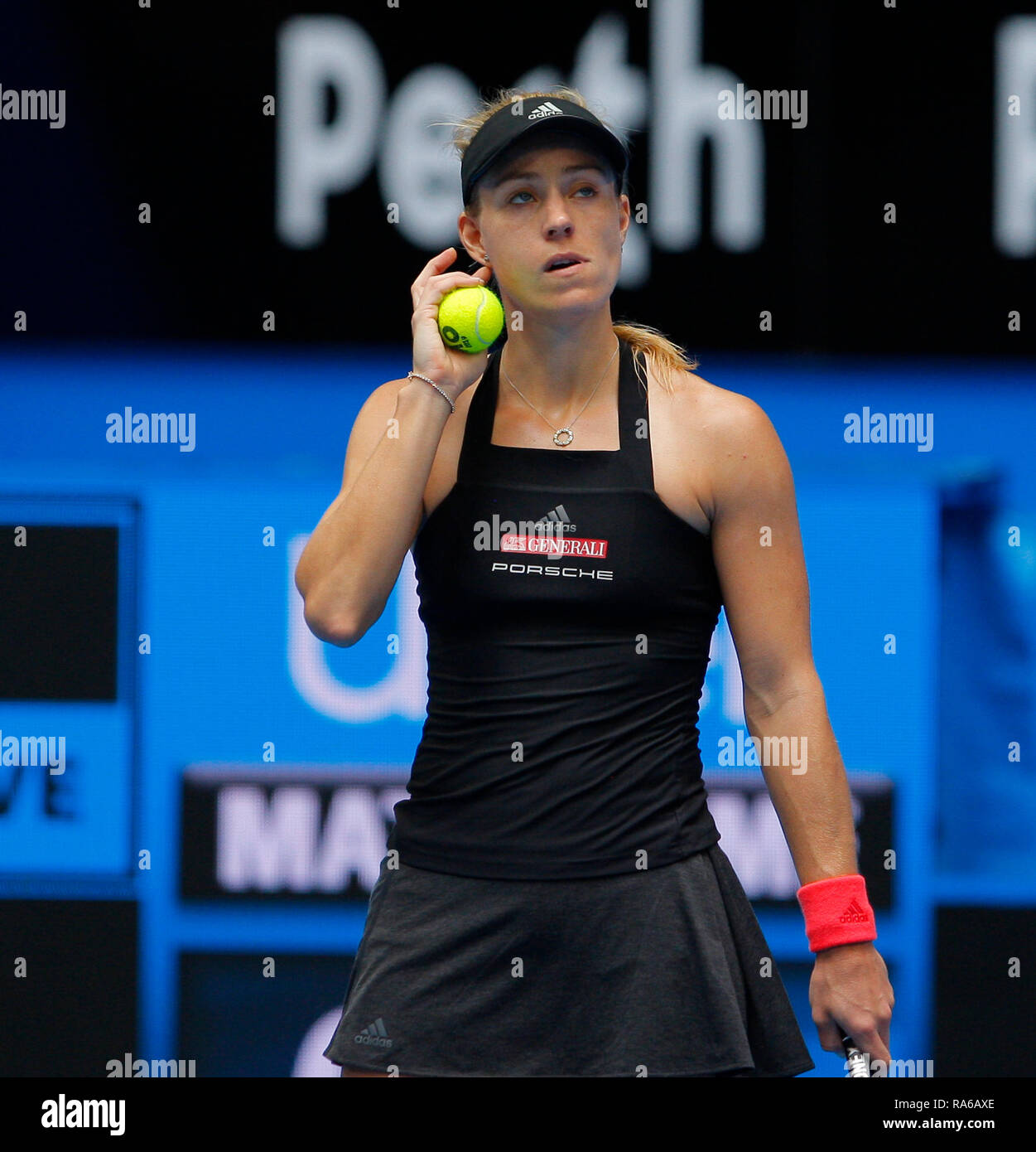 Arène de RAC, Perth, Australie. 2 Jan, 2019. Hopman Cup Tennis, parrainé par Mastercard ; Angelique Kerber de l'Allemagne de l'équipe attend de servir contre l'Alize Cornet de Team France Credit : Action Plus Sport/Alamy Live News Banque D'Images