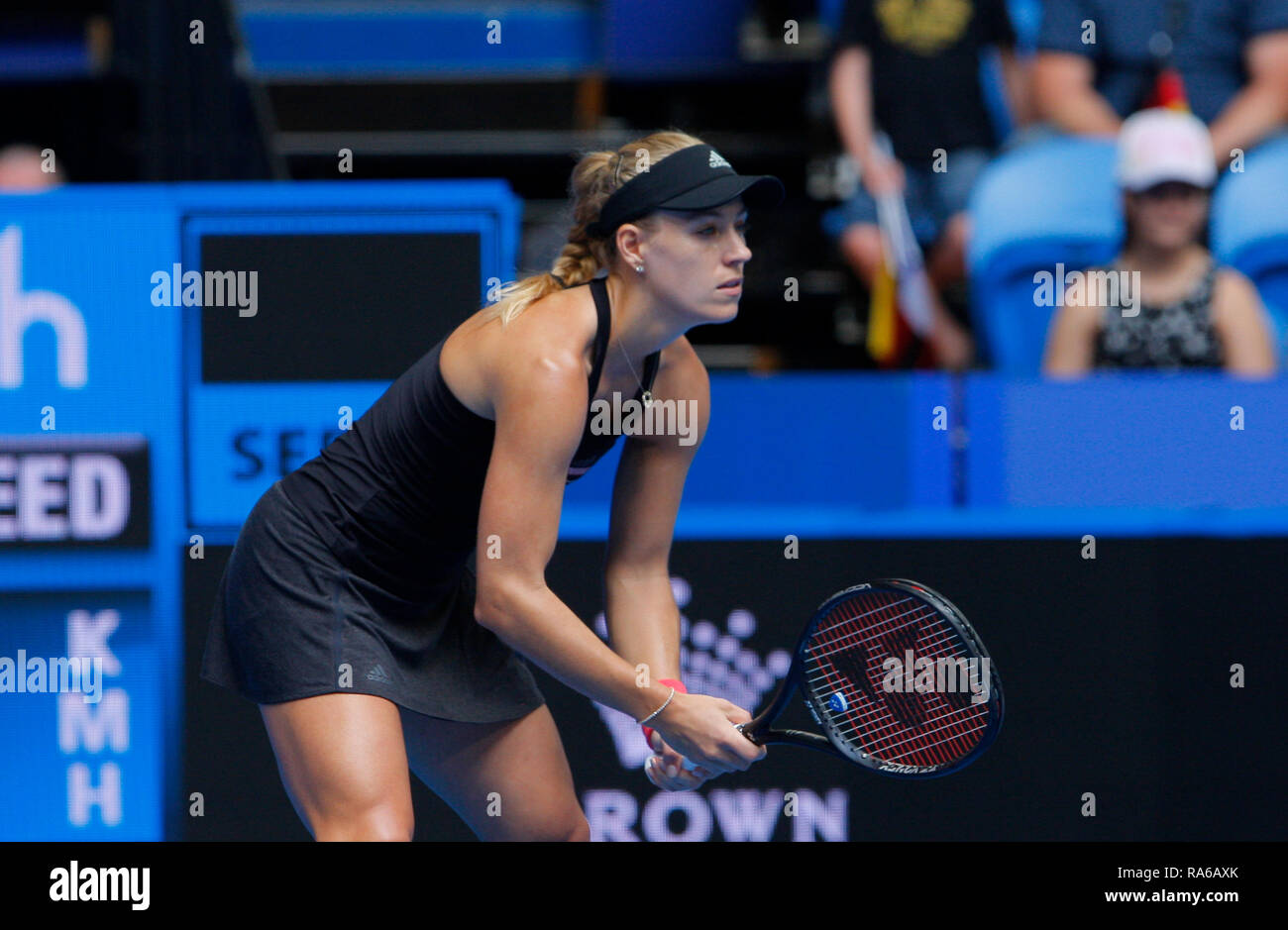 Arène de RAC, Perth, Australie. 2 Jan, 2019. Hopman Cup Tennis, parrainé par Mastercard ; Angelique Kerber de l'Allemagne de l'équipe attend pour Alize Cornet de l'équipe de France pour servir d'Action Crédit : Plus Sport/Alamy Live News Banque D'Images