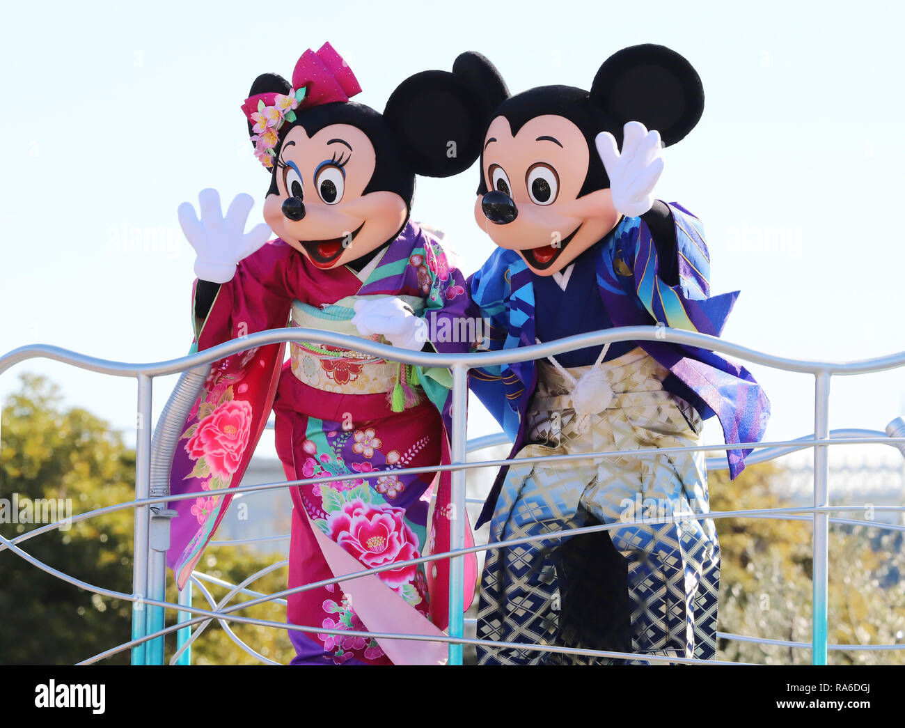 Urayasu, au Japon. 1er janvier 2019. Personnages de Disney Mickey et Minnie  Mouse vêtus de robes kimono traditionnelle, accueillir les clients à partir  d'un parc à thème au cours de l'équilibrage annuel