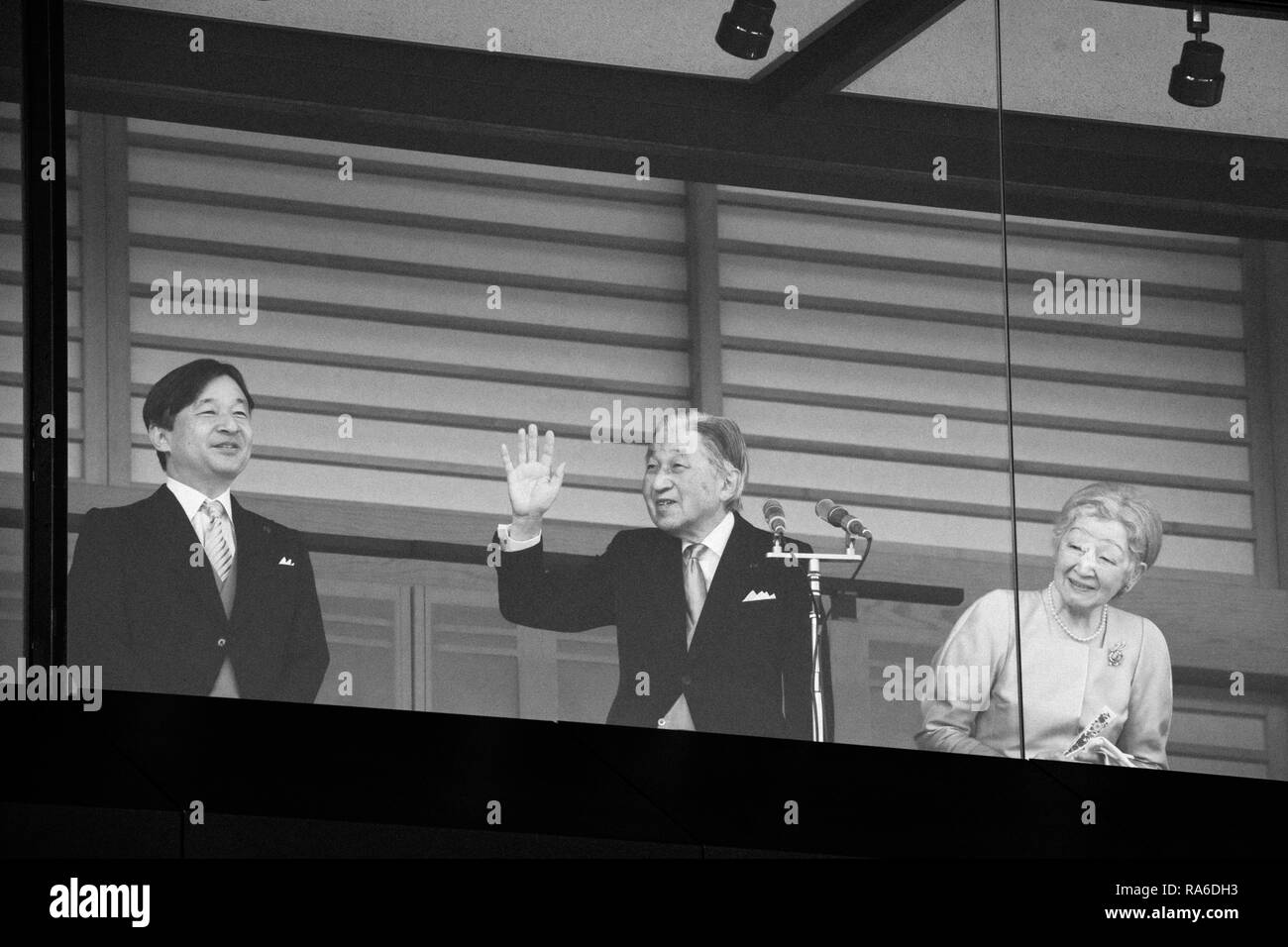 Tokyo, Japon. 2 Jan, 2019. TOKYO, JAPON - 2 janvier : l'empereur Akihito et l'Impératrice Michiko de vagues sympathisants pour la dernière fois au cours d'une apparition publique pour les fêtes de fin d'année au Palais Impérial de Tokyo, Japon, le 2 janvier 2019. (Photo : Richard Atrero de Guzman/ Aflo Photo) Banque D'Images