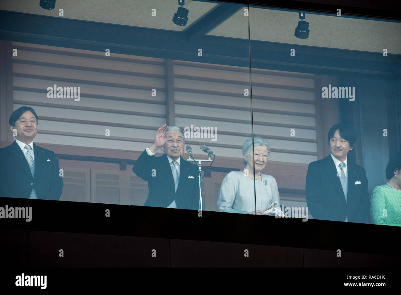 Tokyo, Japon. 2 Jan, 2019. TOKYO, JAPON - 2 janvier : l'empereur Akihito et l'Impératrice Michiko à accueillir sympathisants pour la dernière fois au cours d'une apparition publique pour les fêtes de fin d'année au Palais Impérial de Tokyo, Japon, le 2 janvier 2019. (Photo : Richard Atrero de Guzman/ Aflo Photo) Banque D'Images