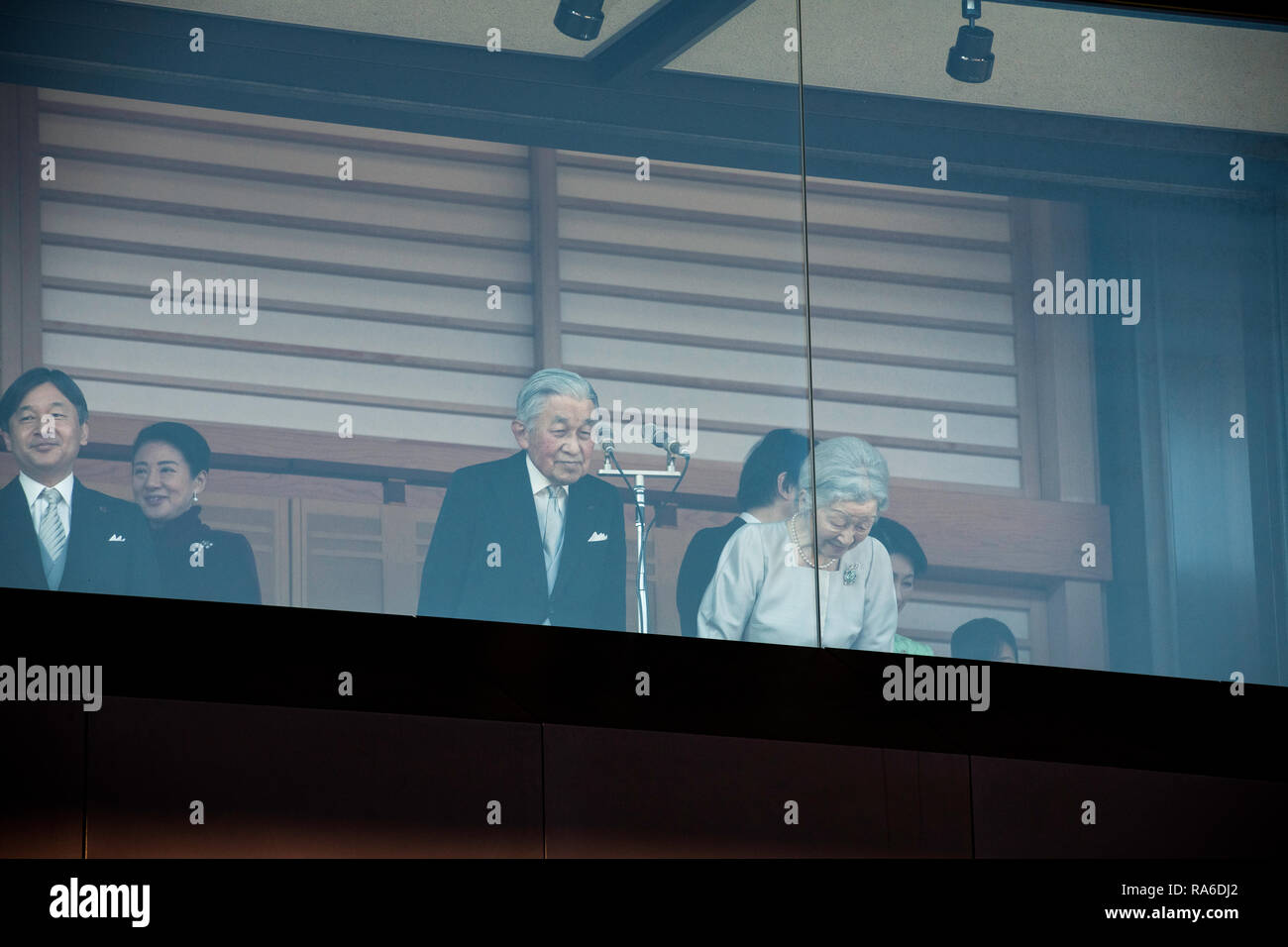 Tokyo, Japon. 2 Jan, 2019. TOKYO, JAPON - 2 janvier : l'empereur Akihito et l'Impératrice Michiko à bow bienfaiteurs pour la dernière fois au cours d'une apparition publique pour les fêtes de fin d'année au Palais Impérial de Tokyo, Japon, le 2 janvier 2019. (Photo : Richard Atrero de Guzman/ Aflo Photo) Banque D'Images