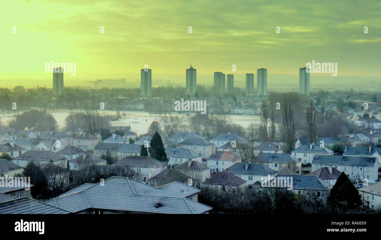 Glasgow, Écosse, Royaume-Uni, 2 janvier, 2019. Météo France : une nouvelle année légère vu la base de la prochaine bête de l'est comme un ciel clair comme un matin de gel a frappé la ville comme l'aube de quitter un livre blanc sur la partie sud de la ville. Gerard crédit Ferry/Alamy Live News Banque D'Images