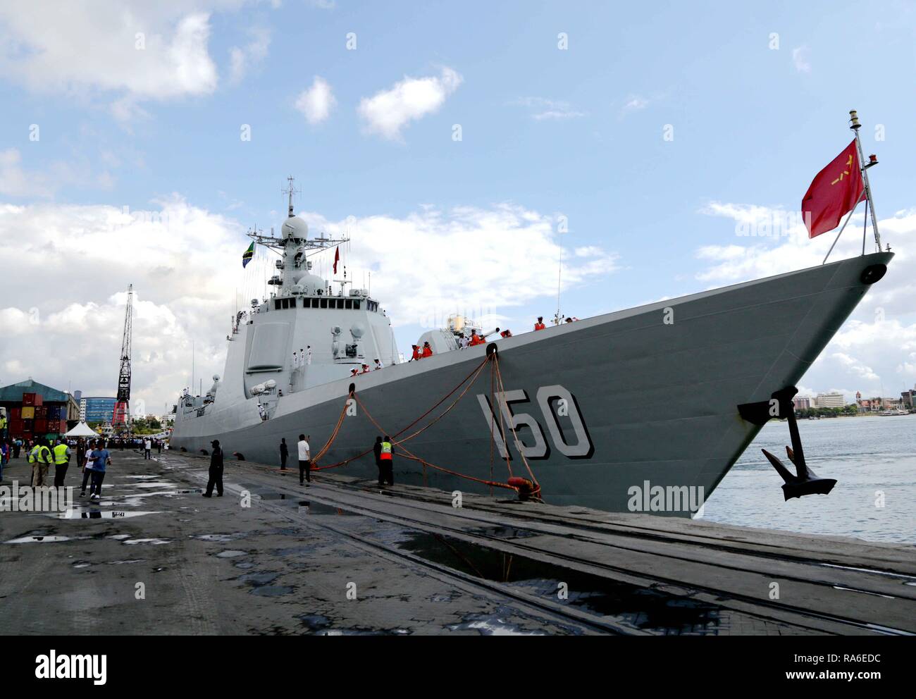 Beijing, Chine. 2 Jan 2019. Un navire de la marine chinoise est vue dans un port de Dar es Salaam, capitale de la Tanzanie, le 16 août 2017. Chine's naval flottilles ont escorté 3 400 navires étrangers au cours des 10 dernières années, autour de 51,5 pour cent de l'ensemble conduit, selon une déclaration du Ministère de la Défense nationale. Wu Qian, un porte-parole du ministère, a déclaré lors d'une conférence de presse que la Chine a envoyé la première flotte navale dans le golfe d'Aden et les eaux au large de la Somalie pour des missions d'escorte le 26 décembre 2008. Depuis, 31 flottilles ont escorté plus de 6 600 navires provenant de partout dans le monde, et secouru ove Banque D'Images
