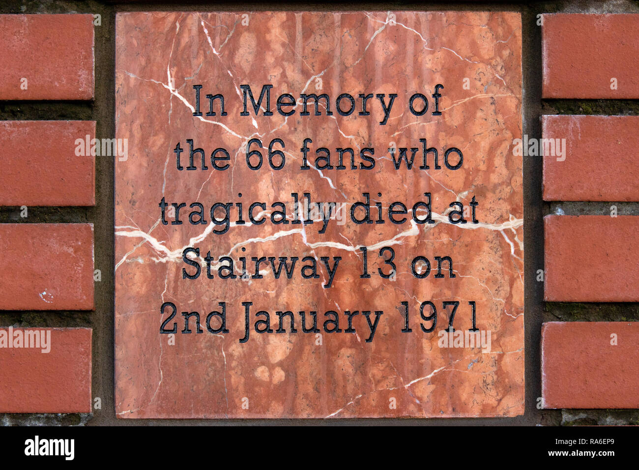 Glasgow, Ecosse, Royaume-Uni. 2 Jan, 2019. C'est aujourd'hui le 48e anniversaire de la catastrophe de l'Ibrox 2 janvier 1971, lorsque 66 fans est mort dans un écrasement sur escalier 13, après une ancienne entreprise Derby entre les Rangers et le Celtic. Tributs floraux ont été laissés au mémorial à Ibrox Stadium, à l'angle de la Copland Road et Bill Struth est, qui dispose d'une statue de John Greig (capitaine des Rangers sur la journée), une plaque, et une brique pour chacun de ceux qui ont perdu la vie. Credit : Iain McGuinness/Alamy Live News Banque D'Images