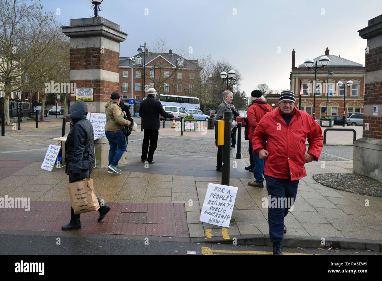 Norwich, Norfolk, Royaume-Uni. 2 janvier 2019. Hausse des tarifs ferroviaires manifestations invite aux gares à travers le Royaume-Uni le premier jour ouvrable de l'année. Dans la région de Norwich NI4ni demandé l'organisation d'un nouveau chemin de fer publics fondés sur les besoins de la collectivité. (C) Liz Somerville/Alamy Live News Banque D'Images