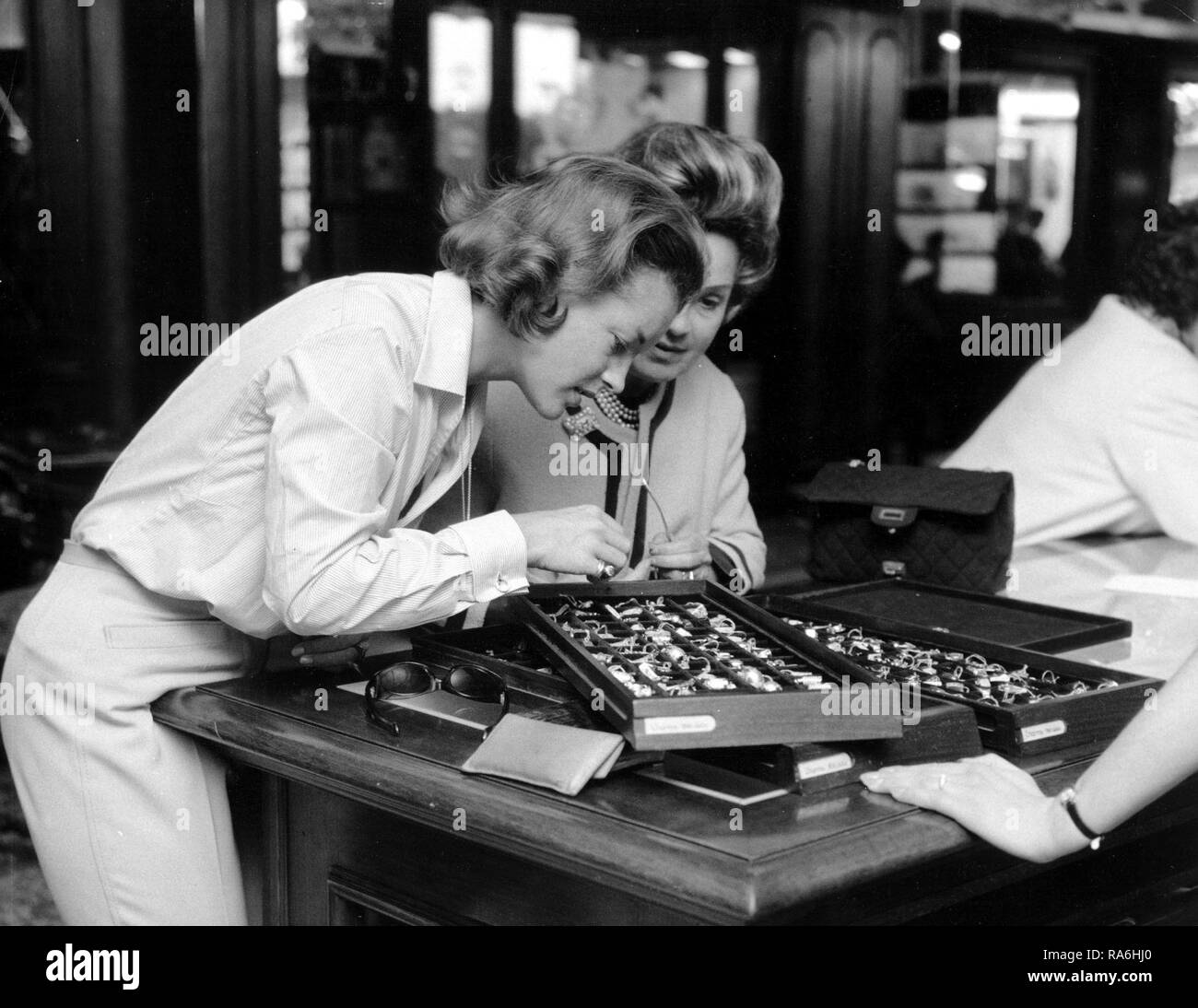 1960 - Date exacte inconnue - Romy SCHNEIDER shopping pour joints toriques. Globe Crédit : Photos/ZUMAPRESS.com/Alamy Live News Banque D'Images