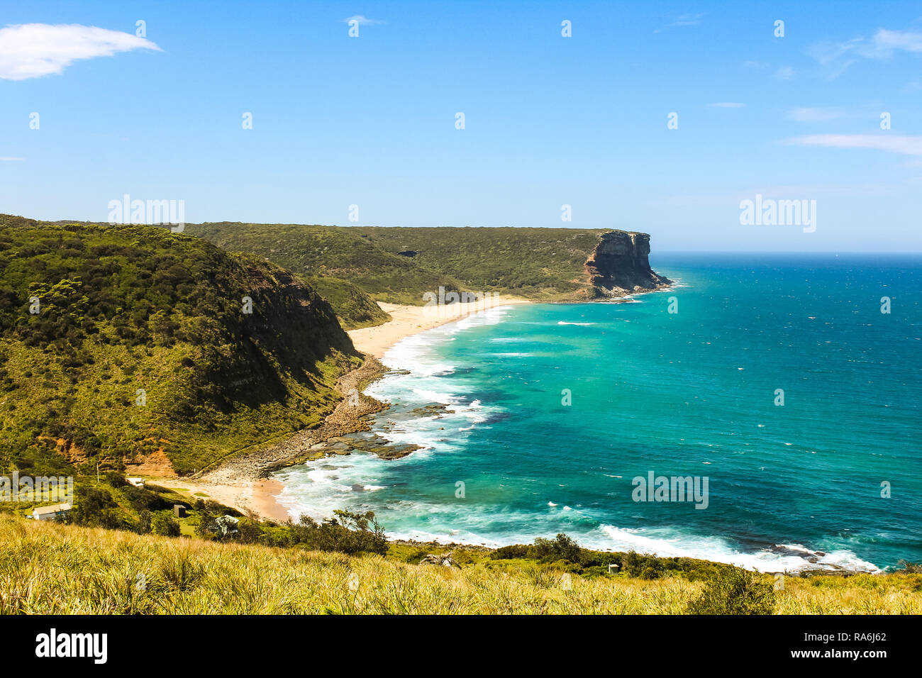 Vue sur Garie Beach à partir de l'angle dans le Royal National Park près de Sydney en été avec un ciel clair et bleu de mer (Sydney, Australie) Banque D'Images