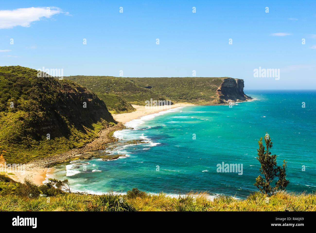 Vue sur Garie Beach à partir de l'angle dans le Royal National Park près de Sydney en été avec un ciel clair et bleu de mer (Sydney, Australie) Banque D'Images