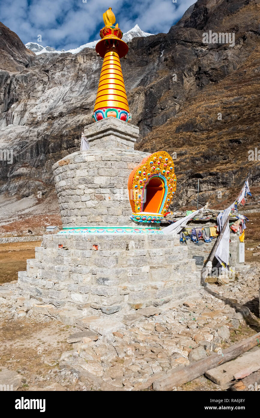 Stupa bouddhiste commémorative près du site du glissement de terrain dans la vallée de Langtang Népal qui a détruit un village dans le tremblement de terre 2015 Banque D'Images