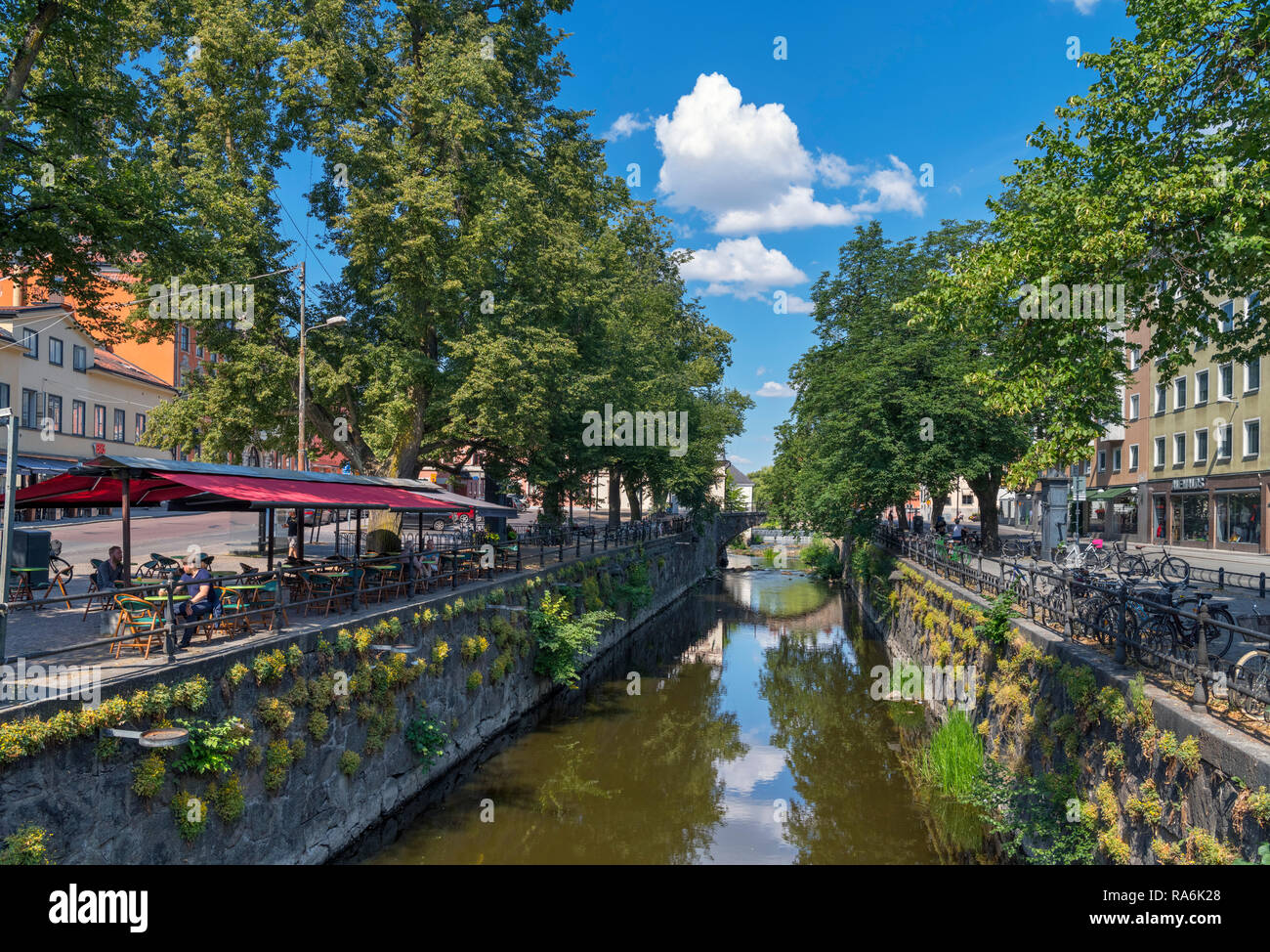 Café sur les rives de la rivière Fyris (Fyrisån) à Uppsala, Uppland, Suède Banque D'Images