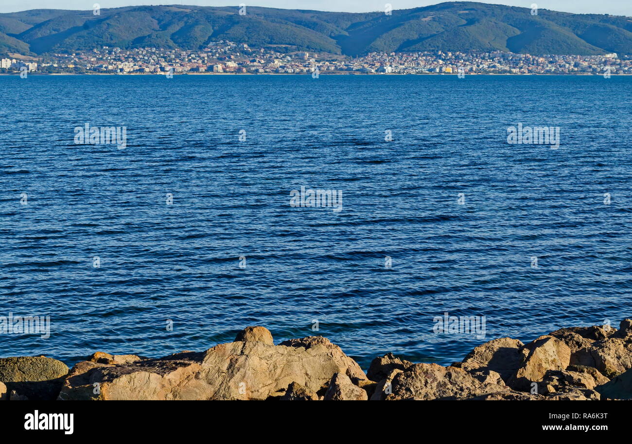 Seascape de shore resort sur la mer Noire près de la ville de Nessebar, Sunny Beach, Sveti Vlas, Bach et la montagne, des Balkans Bulgarie, Europe Banque D'Images