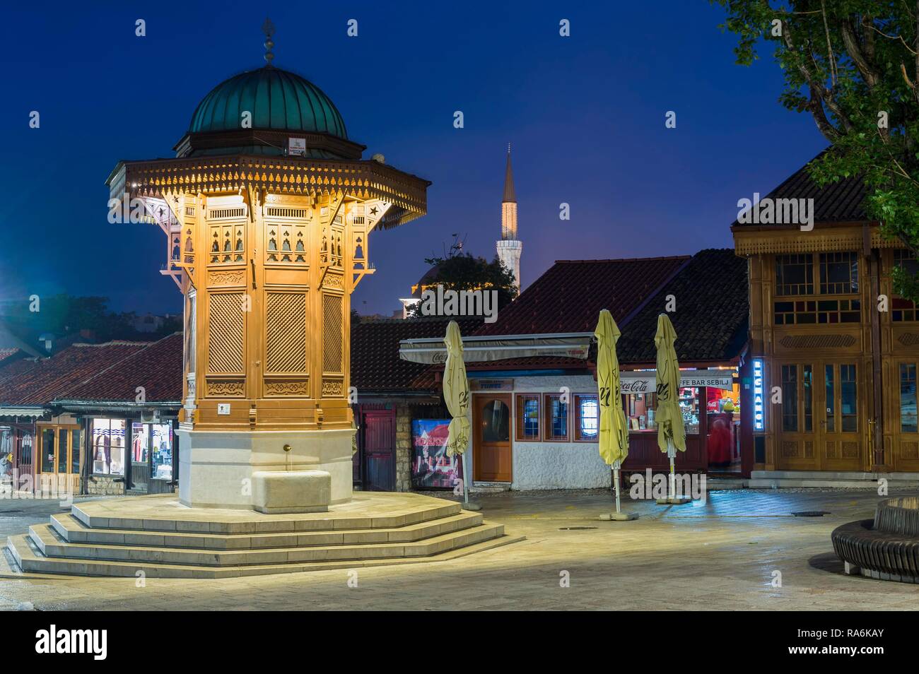 Sebilj illuminée fontaine en bois de style ottoman au lever du soleil, vieux bazar Bascarsija, Sarajevo, Bosnie et Herzégovine Banque D'Images