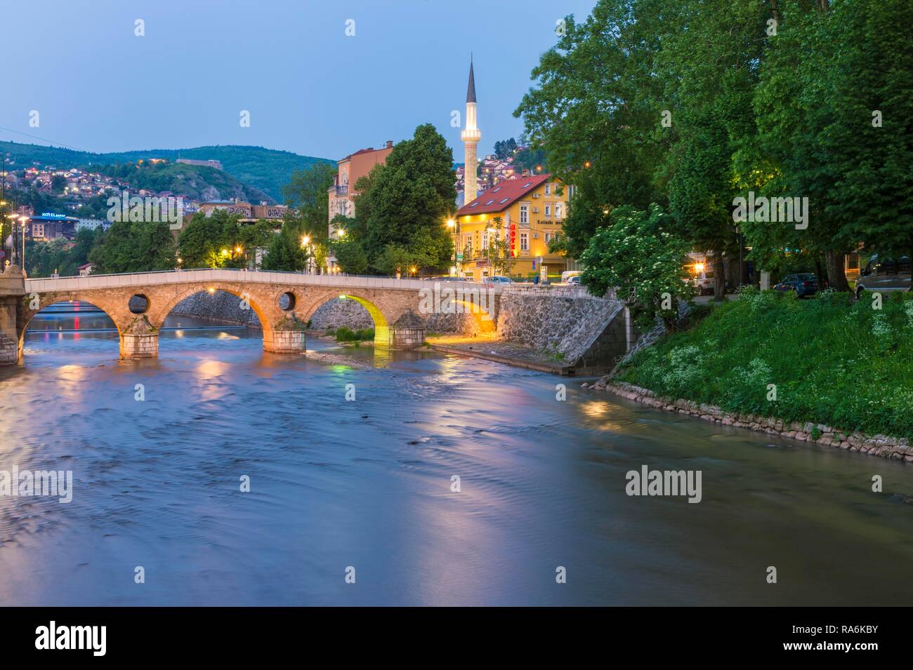 Amérique pont sur la rivière Miljacka au coucher du soleil, Sarajevo, Bosnie et Herzégovine Banque D'Images