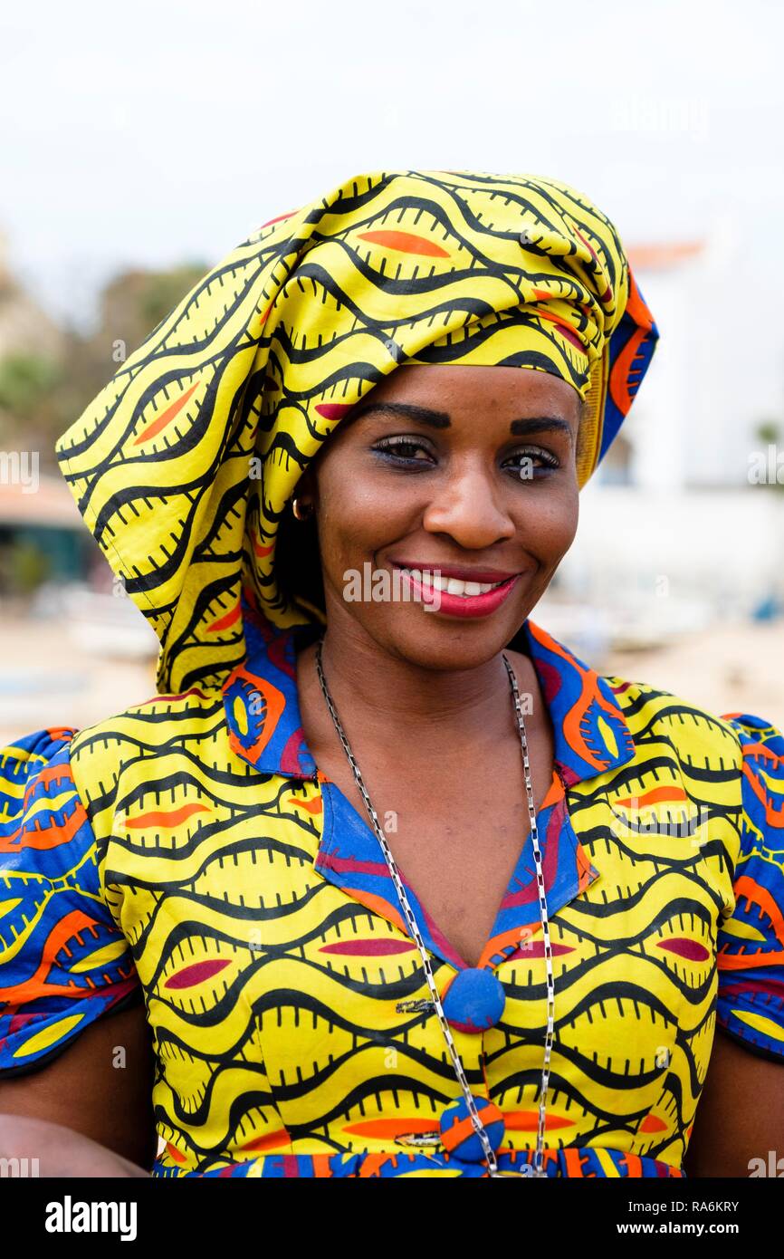 Femme Sénégalaise en robe colorée, portrait, Dakar, Sénégal Photo Stock -  Alamy