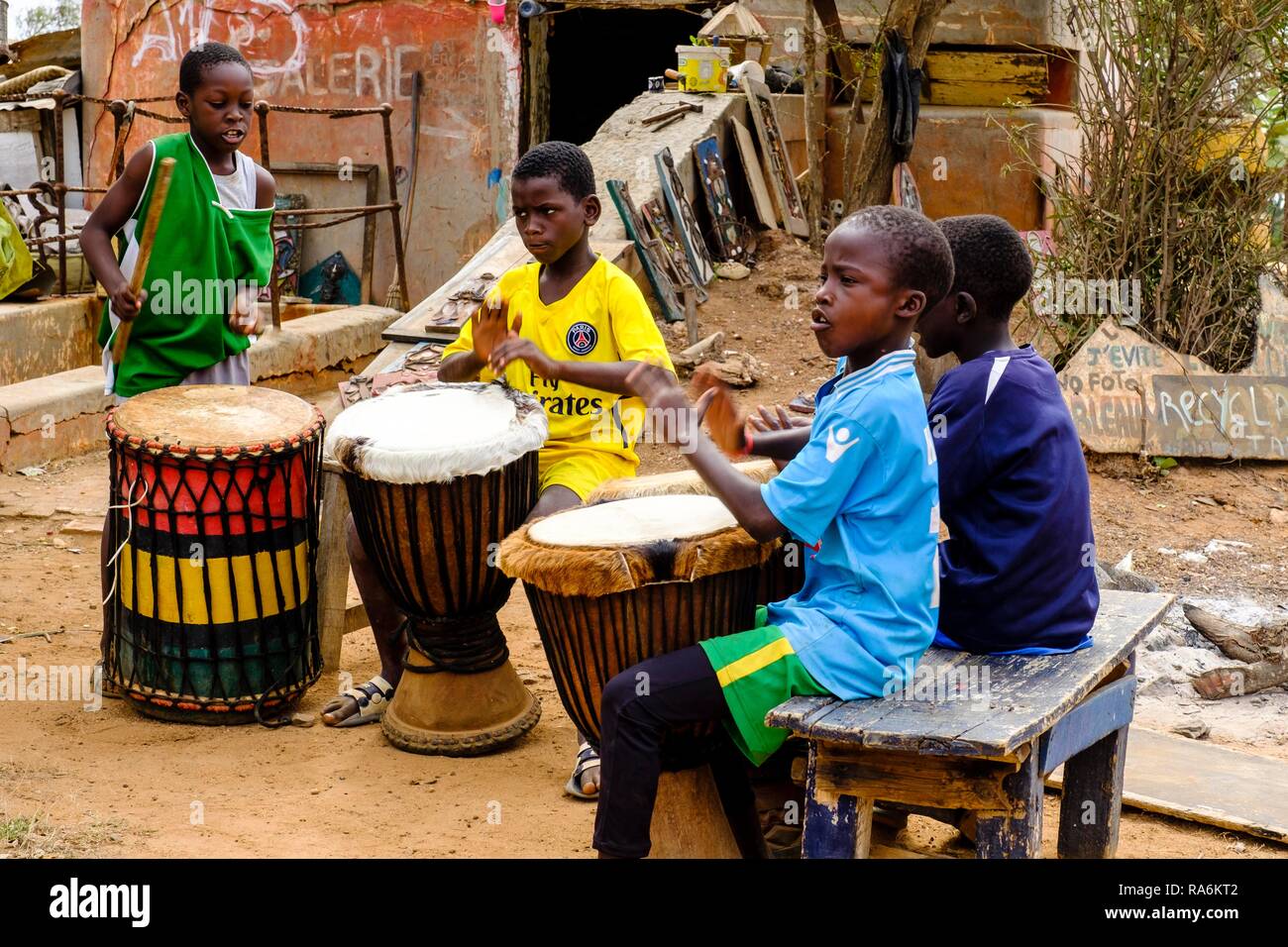 Enfants sénégalais font de la musique avec des percussions, Dakar, Sénégal Banque D'Images