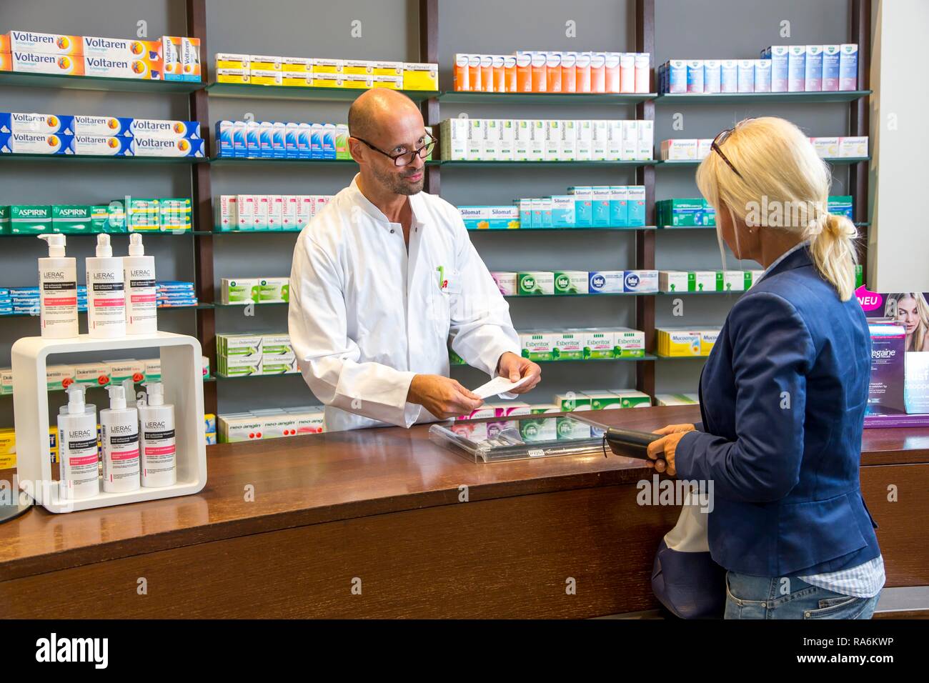 La pharmacie, le pharmacien conseille un client qui prend un médicament sur ordonnance, Allemagne Banque D'Images