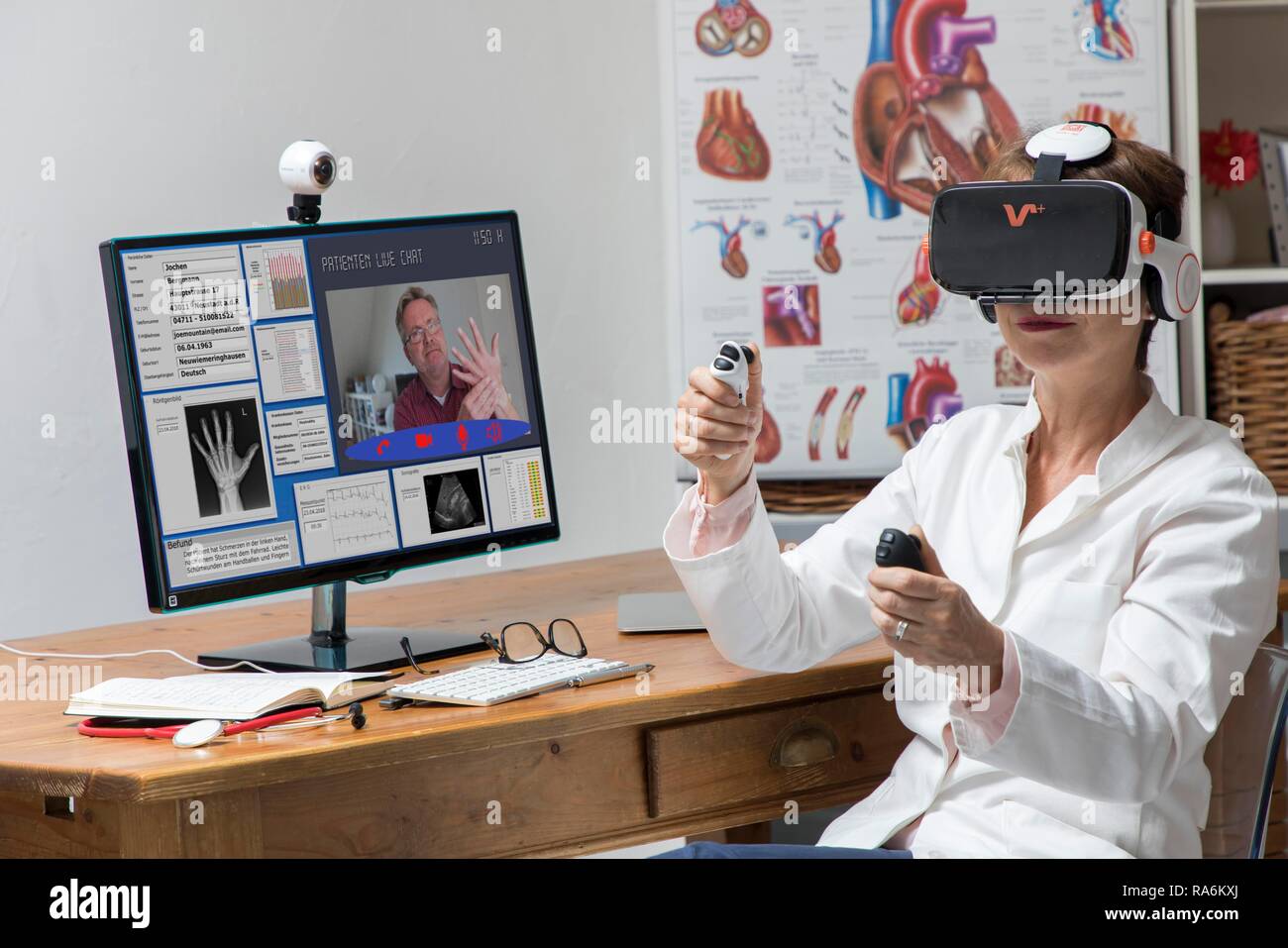 Photo symbole pour la télémédecine, médecin dans une pratique, avec lunettes VR, réalité virtuelle, 3-D Présentation d'un résultat, MRT Banque D'Images