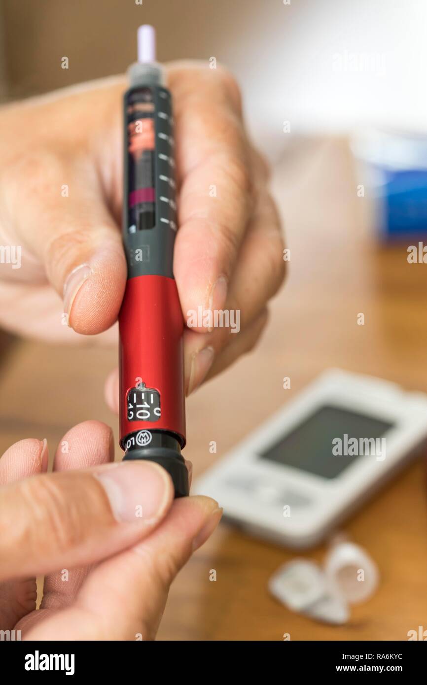 Le diabète, stylo à insuline, l'injection d'insuline avec un injecteur, sur lequel la quantité d'insuline requise peut être réglée, en unités Banque D'Images