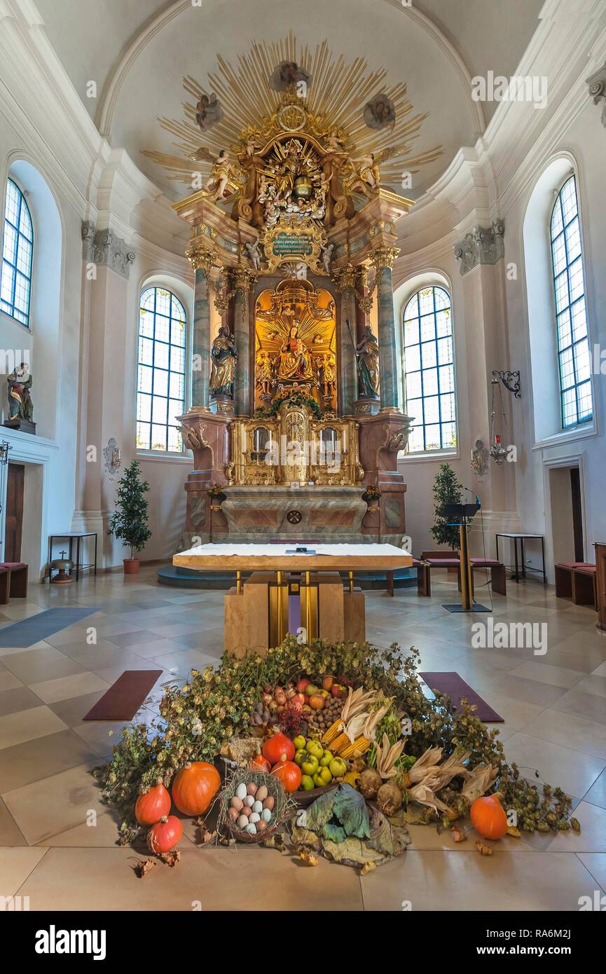 Autel principal avec des actions de grâces, l'église de notre chère femme à Oberaudorf, Upper Bavaria, Bavaria, Germany Banque D'Images