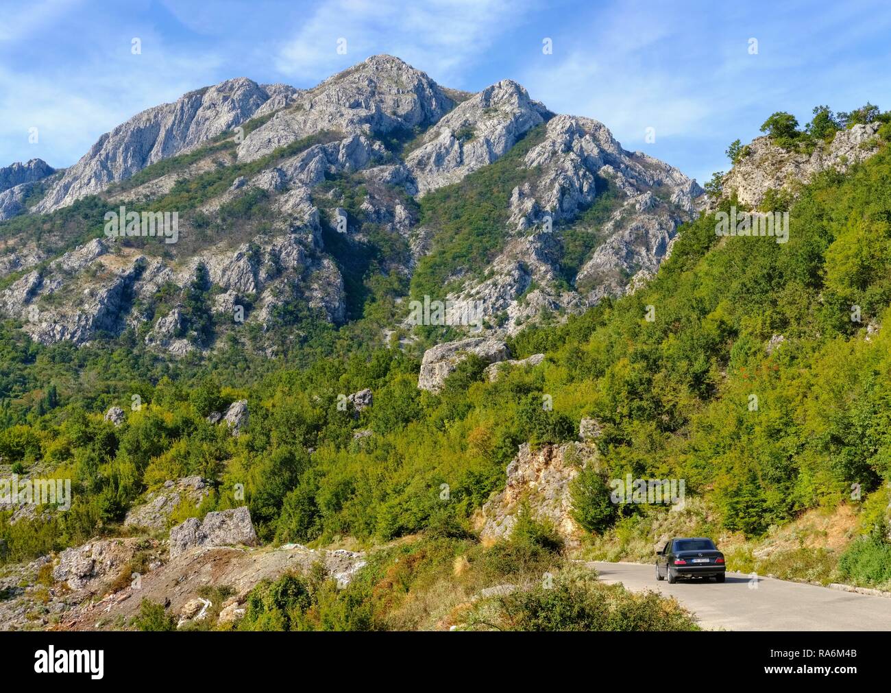 Voiture sur route de montagne dans le Rumija montagnes, près de Bar, Monténégro Banque D'Images
