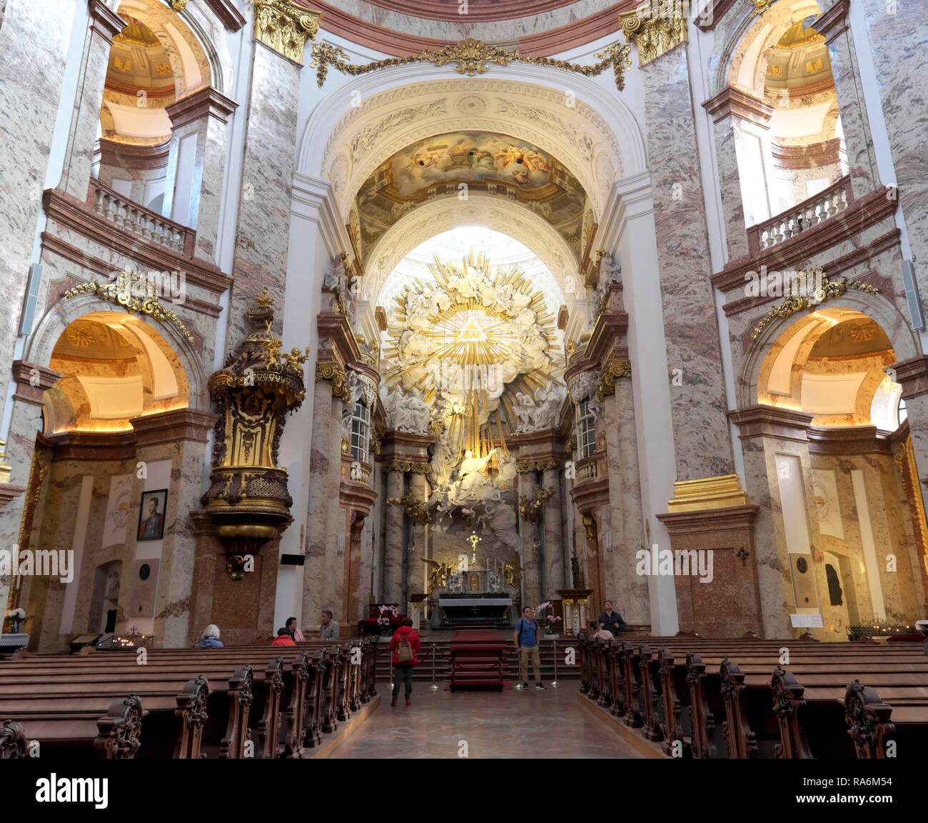 Intérieur de la Karlskirche avec autel, Vienne, Autriche Banque D'Images