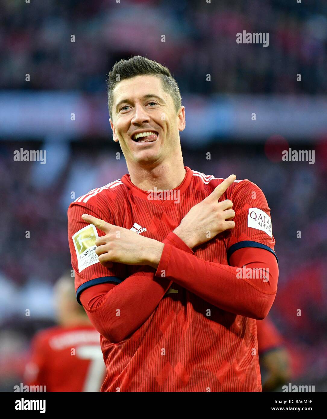 Célébration objectif typique avec bras croisés et tendit la langue, Robert Lewandowski, FC Bayern Munich, l'Allianz Arena FCB Banque D'Images