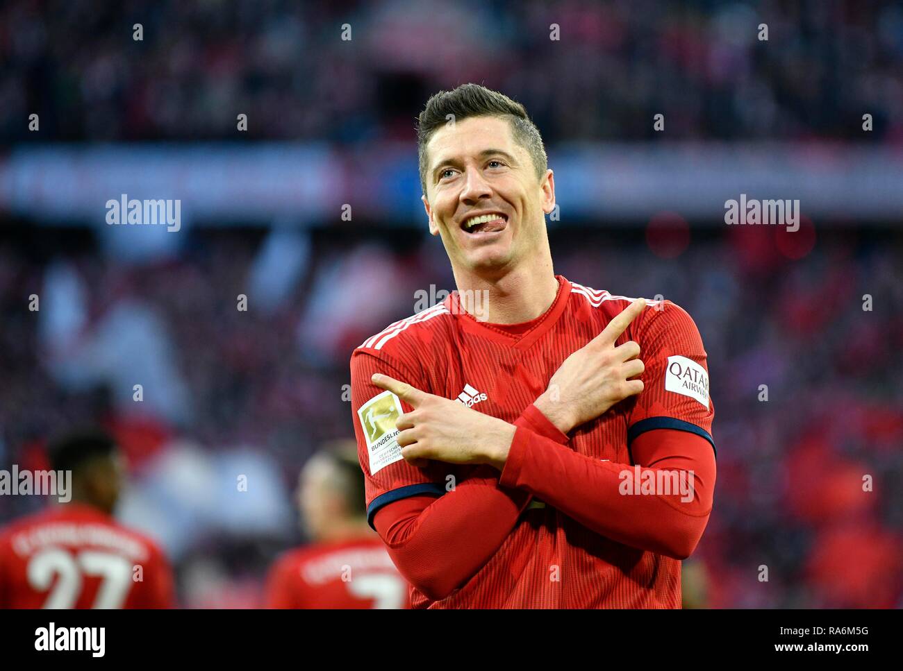 Célébration objectif typique avec bras croisés et tendit la langue, Robert Lewandowski, FC Bayern Munich, l'Allianz Arena FCB Banque D'Images