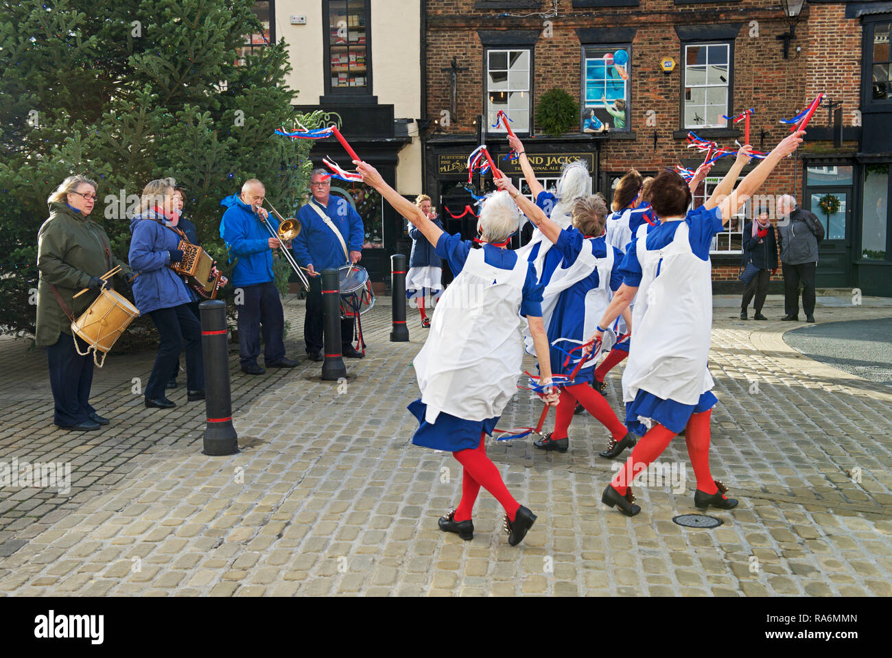 Les femmes morris dancers dans la place du marché, Knaresborough, North Yorkshire, England UK Banque D'Images