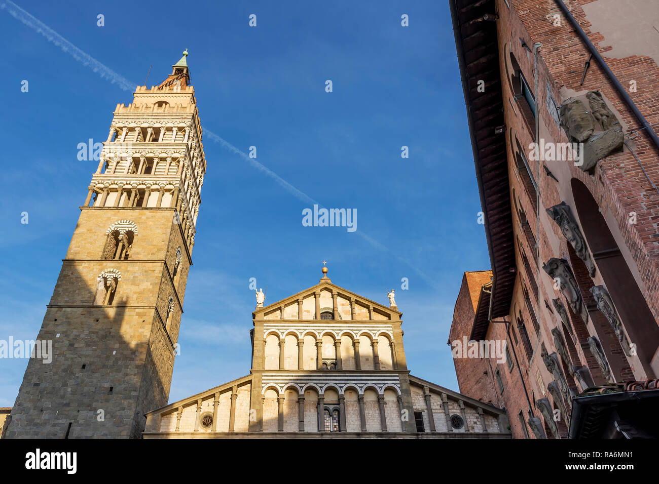 Le service d'un avion au-dessus de la cathédrale de Pistoia, Toscane, Italie Banque D'Images