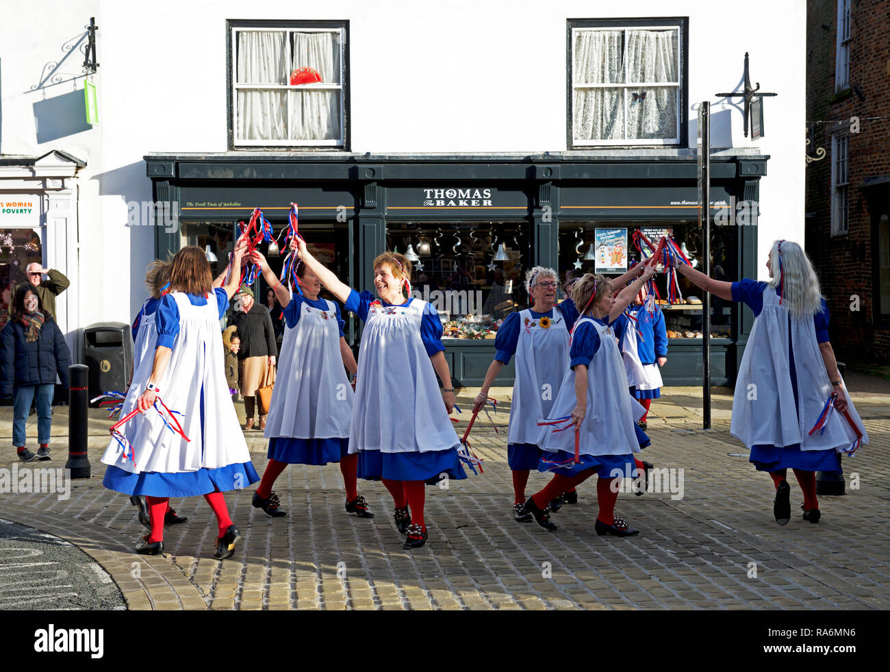 Les femmes morris dancers dans la place du marché, Knaresborough, North Yorkshire, England UK Banque D'Images