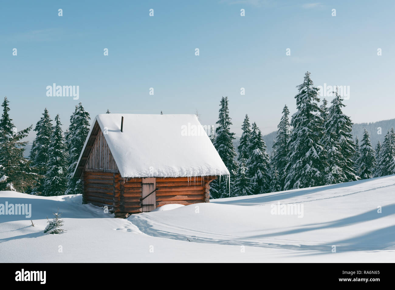 Paysage d'hiver fantastique avec maison en bois dans les montagnes enneigées. Concept de vacances de Noël. La montagne des Carpates, l'Ukraine, l'Europe Banque D'Images