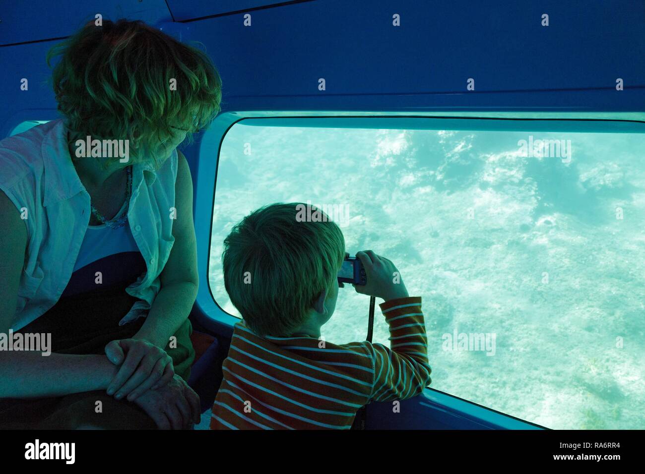 Woman and boy voyager dans un bateau submersible semi, Rab, Rab, Primorje-Gorski Kotar, Croatie Banque D'Images
