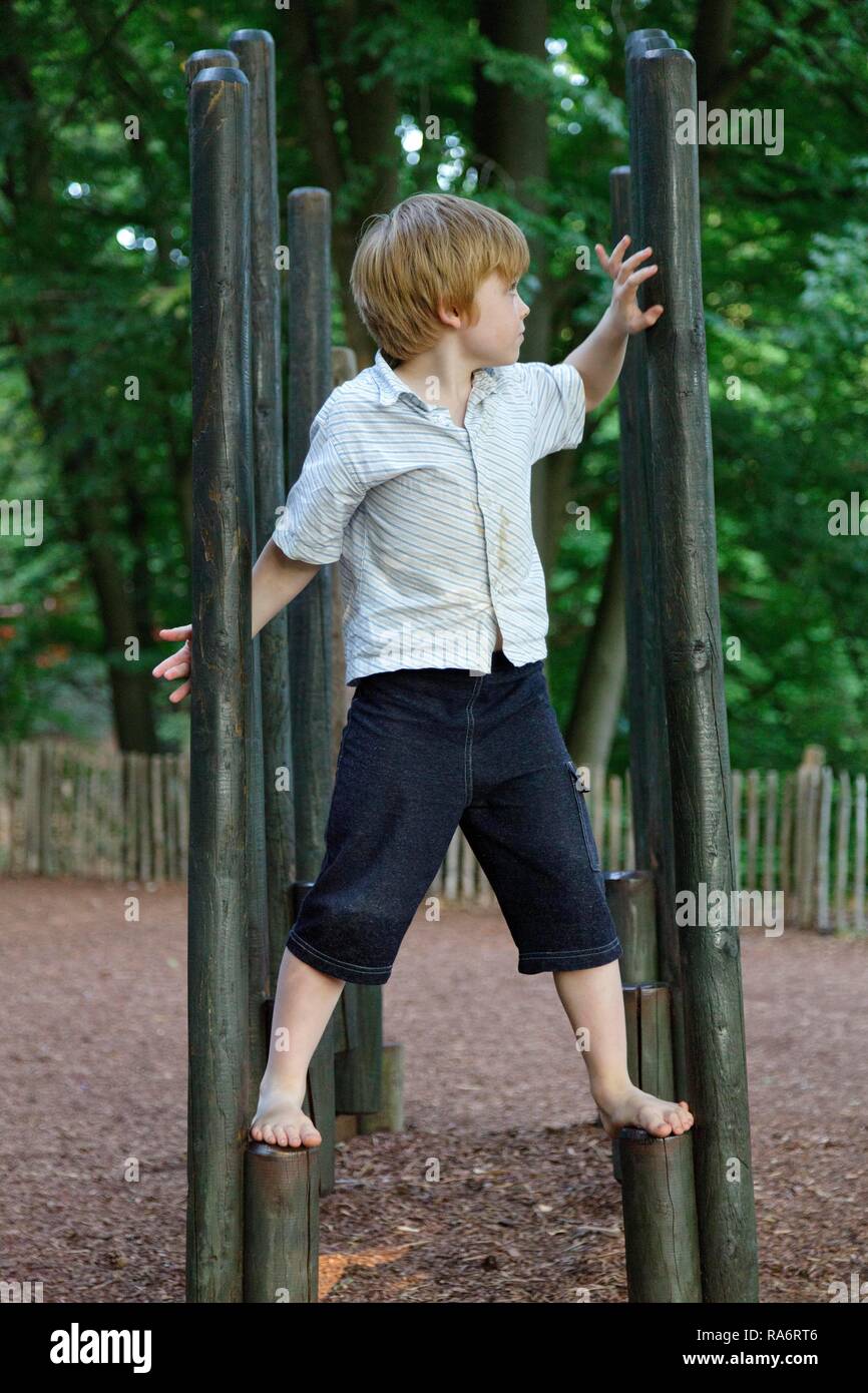 Jeune garçon à Egestorf Barefoot Park, Egestorf, Basse-Saxe, Allemagne Banque D'Images