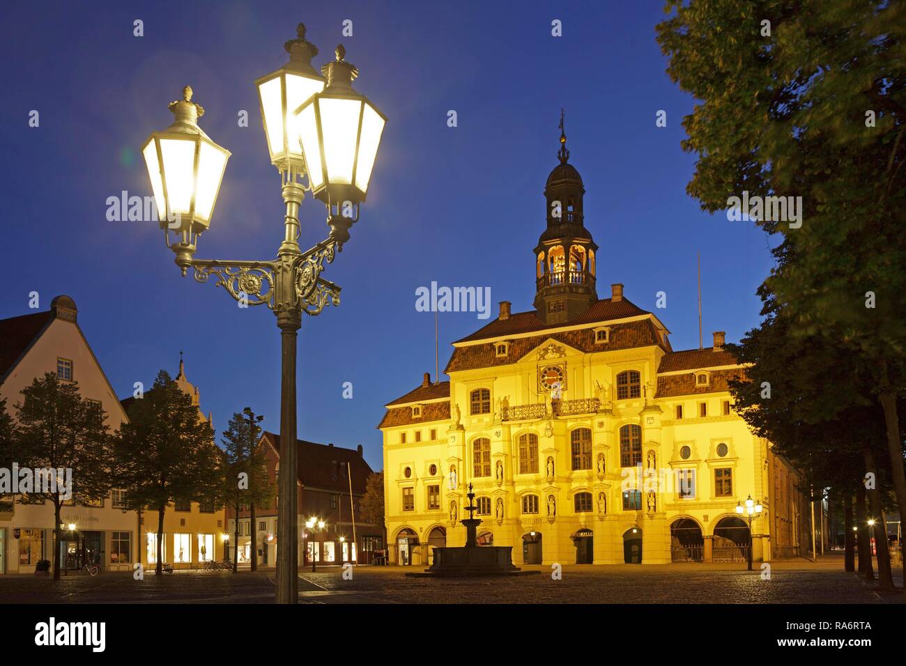 Hôtel de ville dans la soirée, le centre historique, Lunebourg, Basse-Saxe, Allemagne Banque D'Images