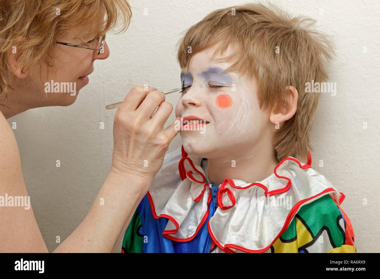 Petit garçon habillé en clown, est constitué par sa mère Banque D'Images