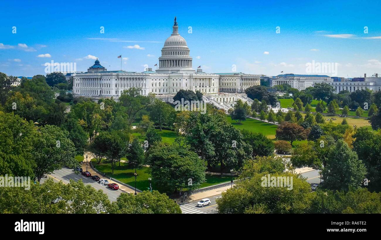 Vue avant de la capitale des États-Unis et motif à Washington DC en été avec un ciel clair à l'arrière-plan Banque D'Images