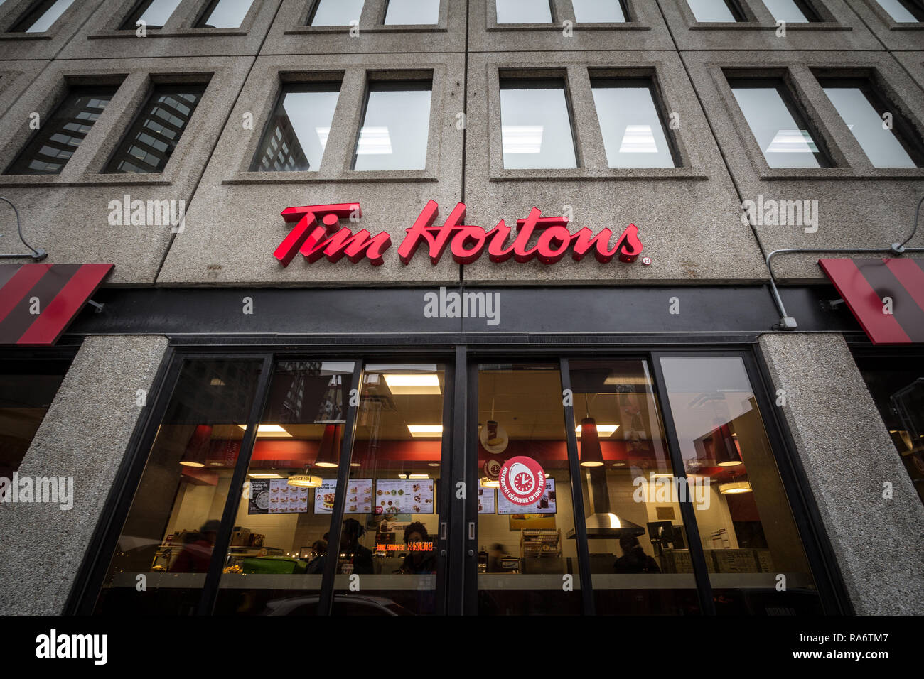 Montréal, Canada - le 9 novembre 2018 : le logo de Tim Hortons en face de l'un de leurs restaurants à Montréal, Québec. Tim Hortons est un café et restauration rapide peut Banque D'Images