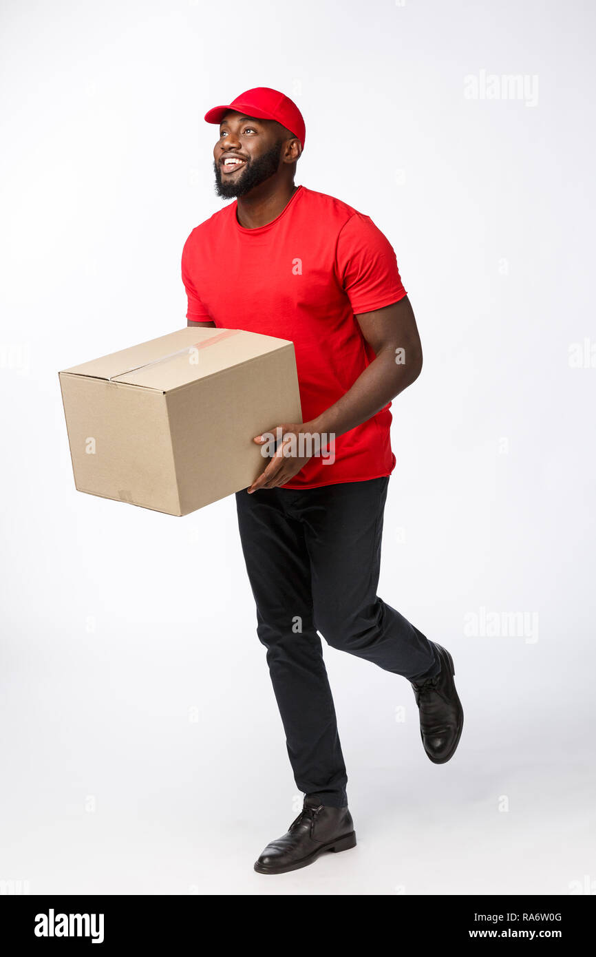 Portrait of African American man en drap rouge autour d'envoyer un fort paquet à client. Isolé sur fond studio gris. Copy Space Banque D'Images