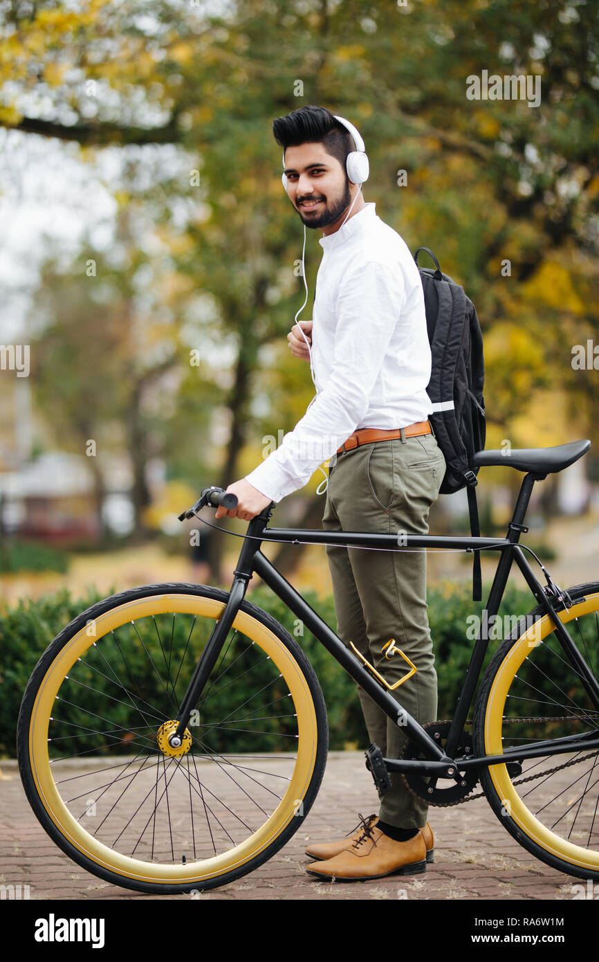 Homme à vélo Banque de photographies et d'images à haute résolution - Alamy