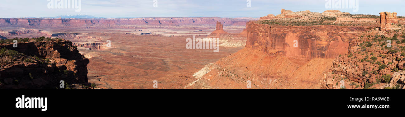 Une vue panoramique de la tour avec le chandelier sur Henry montagnes au loin. Canyonlands National Park Utah. Banque D'Images