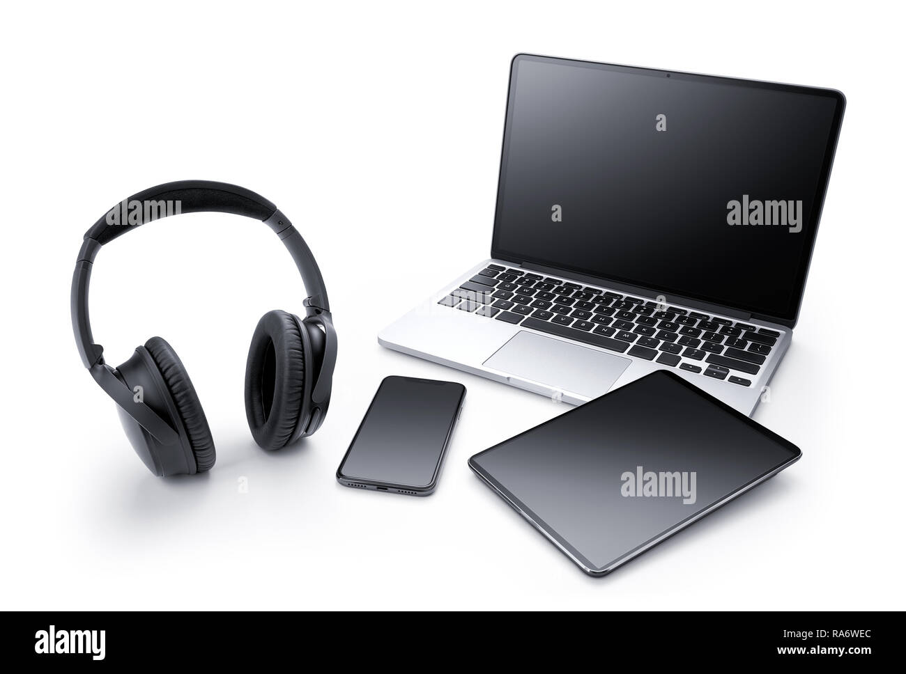 Appareil électronique - Ordinateur portable, tablette, smartphone et casque isolé sur fond blanc Banque D'Images
