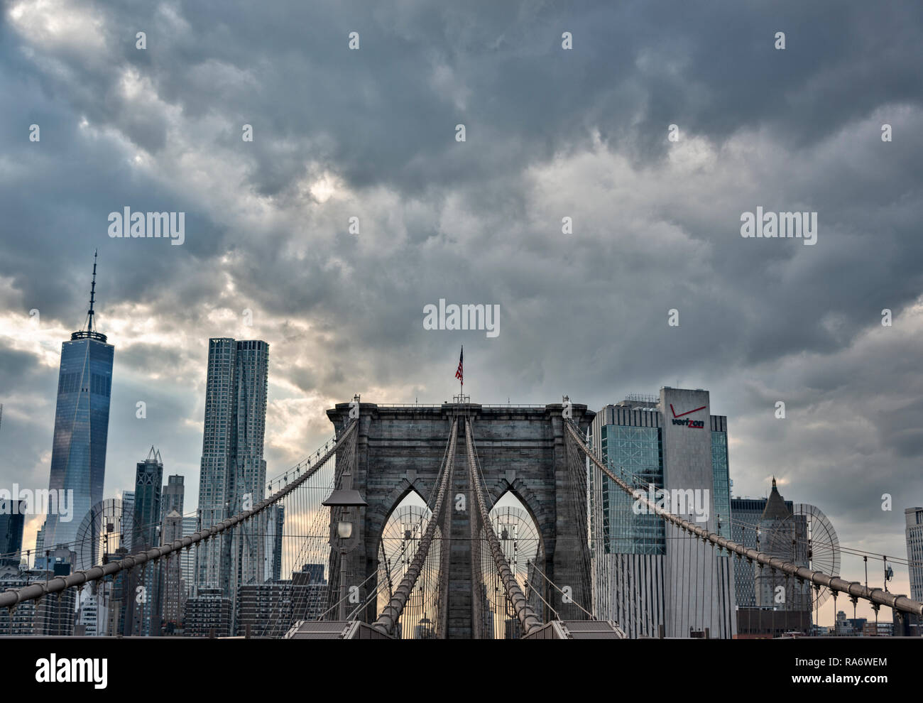 Vue de la ville de Manhattan skyline avec le Pont de Brooklyn à l'avant-plan, un ciel lourd et sombre Banque D'Images