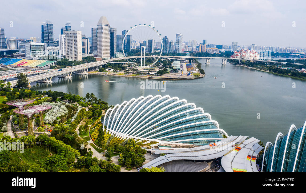 Le dôme de fleurs en face de la grande roue Singapore Flyer, Singapour Banque D'Images