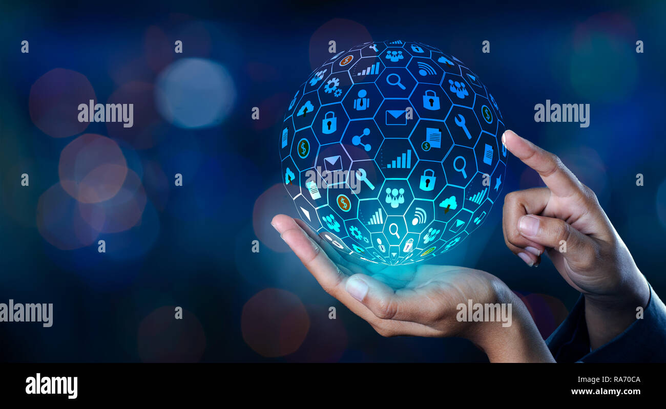 Monde de l'Internet l'icône dans les mains d'un réseau d'affaires de la technologie et de la communication des données d'entrée de l'espace Banque D'Images