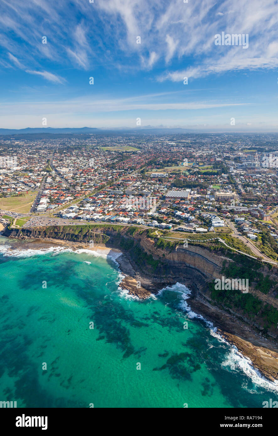 Vue aérienne de la plage de Cooks Hill et bar à Newcastle en Nouvelle-Galles du Sud Australie doté d susan gilmore plage en contrebas des falaises. Ces banlieues côté plage Banque D'Images