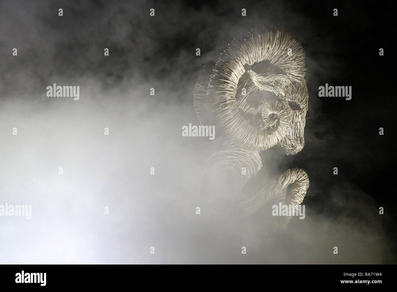 Une tête de vérin en osier à travers la fumée qui ressemble à l'étoile du Bélier par l'artiste David Powell sur la soirée d'ouverture du feu et lumière : Fortunes cosmique de l'installation, une expérience de plein air illuminé qui s'est tenue à l'Hélix Park et les Kelpies à Falkirk. Banque D'Images