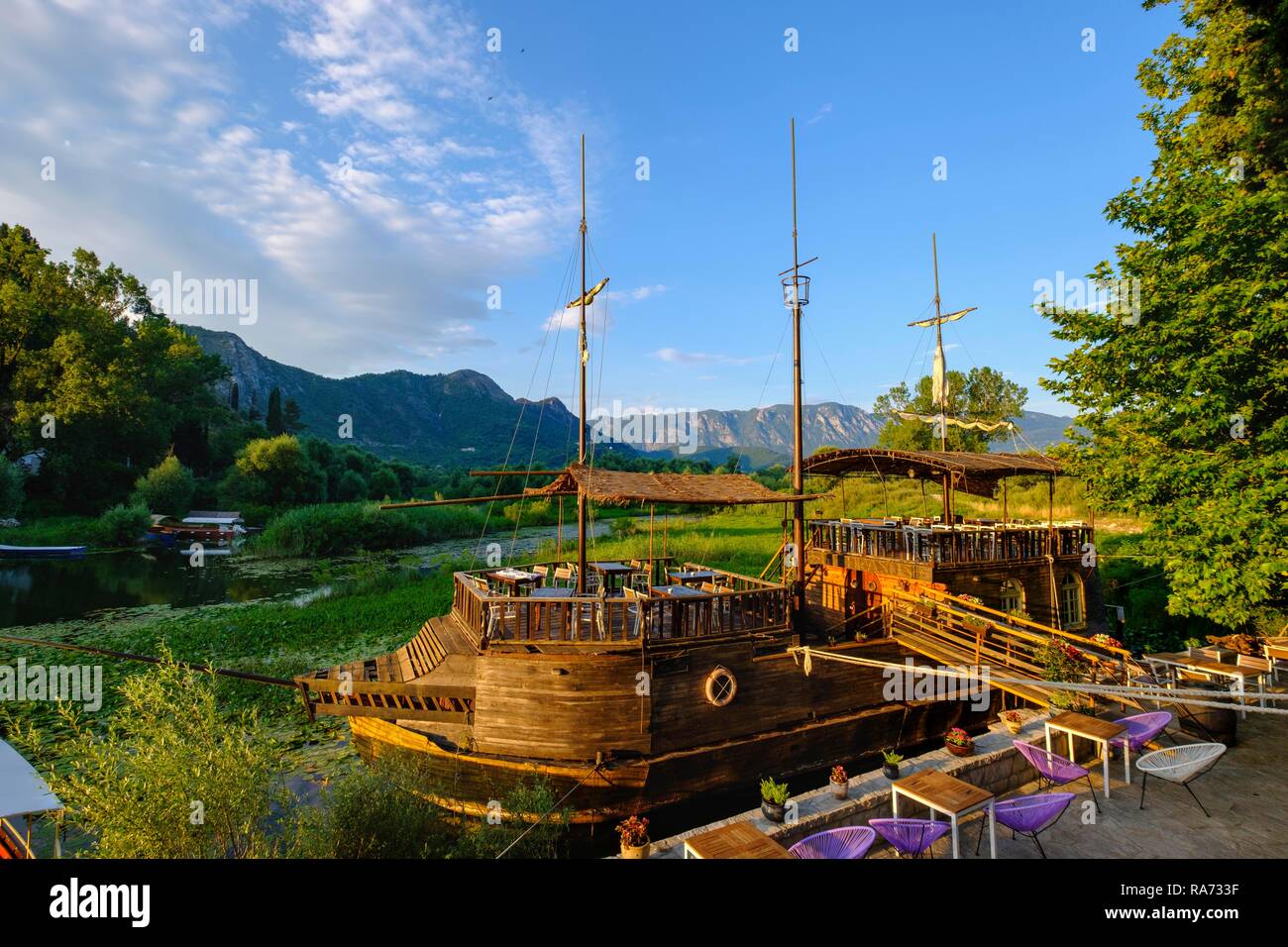 Restaurant sur bateau à voile, Virpazar, le lac de Skadar, Parc National Skadarsko Jezero, le lac de Skadar, près de Bar, Monténégro Banque D'Images
