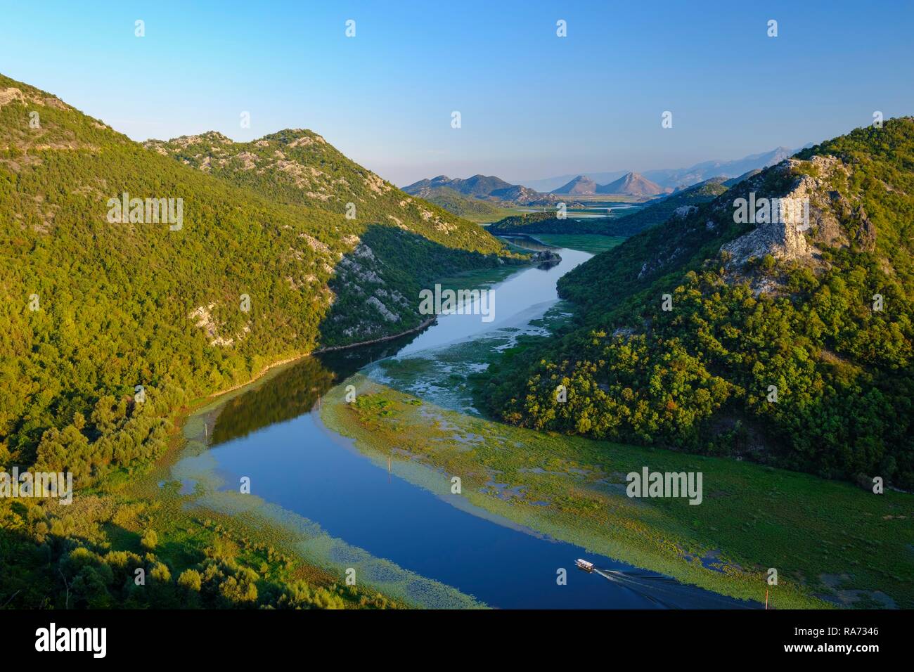 Rijeka Crnojevica, la rivière vue depuis Pavlova Strana vue", le parc national du lac de Skadar, près de Cetinje, Monténégro Banque D'Images